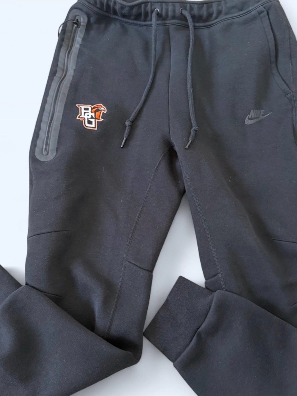 black nike tech pants with small logo, very good condition, size medium